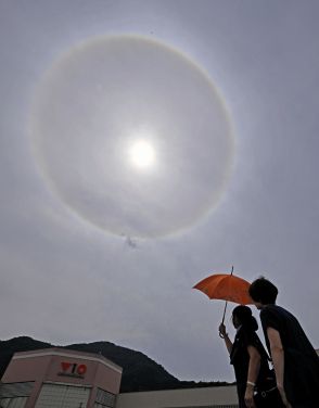 天気崩れる予兆?…太陽を囲む“円形の虹”「日暈」が福井県内各地で観測　警報級の大雨か
