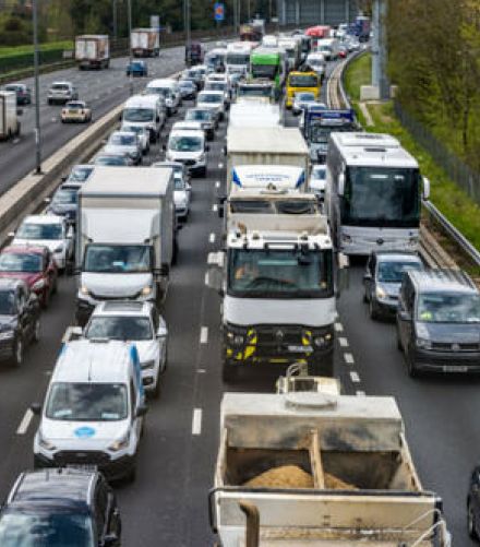 運転中、後ろに10トントラックがついた時に「恐怖感や圧迫感」を感じるのはなぜ？