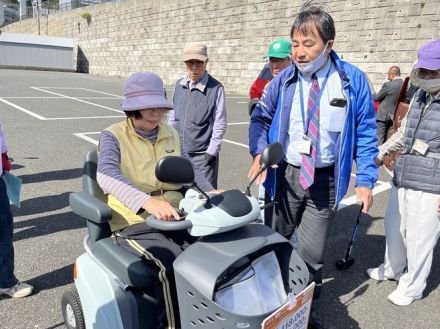 運転免許手放した高齢者の代替移動手段として期待 電動シニアカーの注意点　「車」だけど「歩行者」扱い、事故の危険も