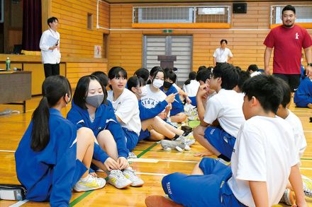 ユニクロ、命の危険と優先順位は　服のリサイクル通じて考える　難民支援で中学生98人に特別授業　埼玉・戸田