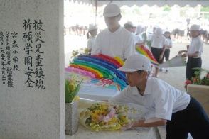 「平和のバトンを未来につなごう」　米軍機墜落で18人が亡くなった宮森小　事故から65年を前に追悼集会　沖縄・うるま市