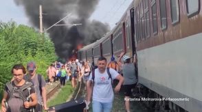 スロバキア南部で乗客100人以上が乗る列車とバスが衝突　6人死亡5人負傷　乗客は列車の横を荷物を抱え避難
