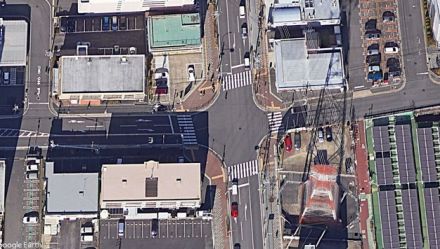 横断歩道「斜め」にしてみたら事故減少！？　横断中の歩行者に気づきやすく…愛知県「鋭角横断歩道」の不思議