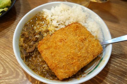 【チーズハムカツカレー】合体させた瞬間に人生が輝きだす、大衆酒場のチーズハムカツとカレーライス：パリッコ『今週のハマりメシ』第140回