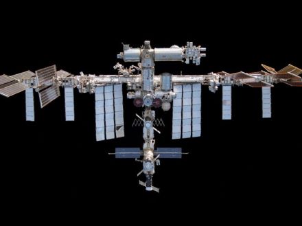 運用終了のロシア衛星が分解、宇宙ゴミが発生–ISSクルー、スターライナーに避難