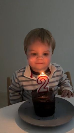 誕生日ケーキのキャンドルを消せない2歳息子、角度を変えて挑戦するも……　パパとママのさりげない気遣いで見せた笑顔がかわいい【豪】