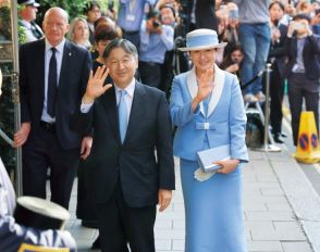 天皇皇后両陛下　1年9か月ぶりのイギリス訪問で披露された、見事な“ペールブルー”のリンクコーデ