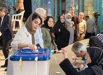 イラン大統領選投票、３人の混戦に　過半数獲得者いなければ決選投票