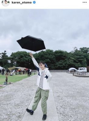 大友花恋、「とびきりの決めポーズ」傘を持って楽しむ様子を投稿！「メリーポピンズかと思った！」「おちゃめでカワイイ」
