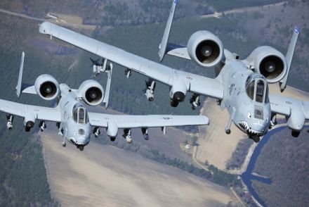 「A-10を退役させろ」ついに年貢の納め時？ スーパー攻撃機も「現代戦では使えない」を示したロシアのライバル機