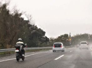 雨の日は危険がいっぱい！ 梅雨にバイクで安全に走るための注意点とは？