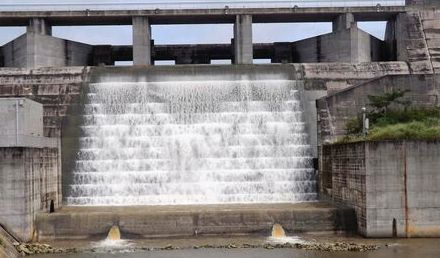 「感動的ですね」見物人が続々　梅雨明けの日に幅30メートルの「滝」　沖縄・金武町　