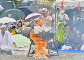 住職が熱湯の中に…　栃木・那須塩原の金乗院で「火まつり」　迫力の荒行、無病息災祈る