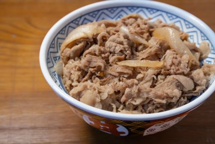 【60代に聞いた】朝食メニューがおいしい「牛丼チェーン」ランキング！　第2位は「すき家」、1位は？