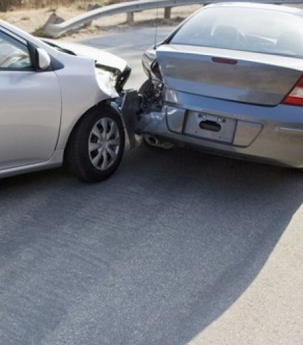 車は急に止まれないのはなぜ？…もし大型車と小型車で衝突事故が起こった場合、小型車の運転手が受ける「大きすぎる衝撃」