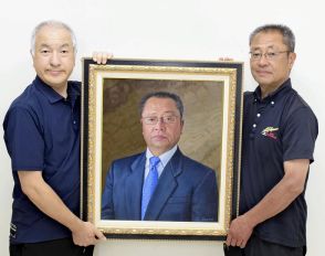 聖光学院・斎藤智也監督に「肖像画」　画家・浅野さん2枚目贈る