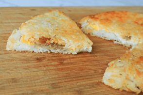余ったご飯で簡単「洋風焼きおにぎり」。カリカリのお米にチーズが絡む！