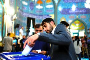保守強硬派と改革派の2人が競り合う イラン大統領選、開票始まる