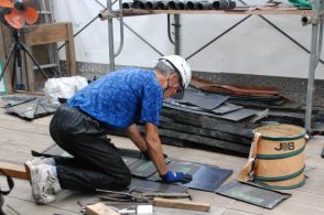 一枚一枚丁寧に　笠間稲荷神社で屋根の全面ふき替え　建立以来初めて