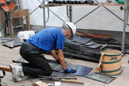 一枚一枚丁寧に　笠間稲荷神社で屋根の全面ふき替え　建立以来初めて