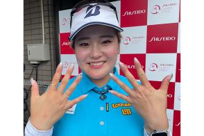 女子ゴルフで初優勝前進した桑木志帆　雨天中止の前日からネイル一変「明日（の結果）はゴールドで」