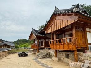 大きな門、広い庭、瓦屋…韓国・地方都市にオープンの「韓屋リゾート」の満足度