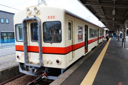 関東「気動車王国」の離れ小島路線が面白い！ 不思議な“右ハンドル”車両 3駅の路線に“スゴイ密度”であるものとは？