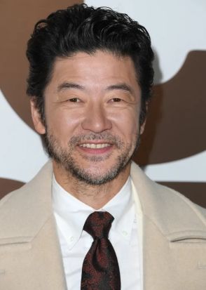 「完全にキャプテン翼の頭身してる」浅野忠信さんのいびつな「脚長」ビジュアルに目がバグる人続出