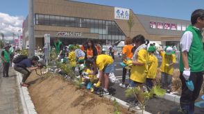 イオンが県内初の植樹　7月開業「そよら福井開発」　地元の子ども達が2100本植える