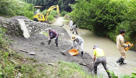 砂利10トンで水遊び場整備　レジャー期前に宮前まち協　三重・松阪の飯高駅裏