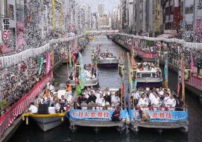 「松嶋屋！」「萬屋！」道頓堀に飛び交う歓声　大阪・夏の風物詩「船乗り込み」