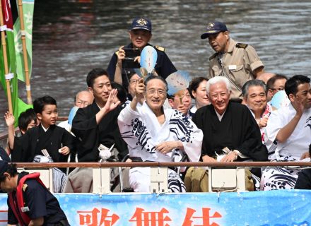 初舞台の８歳中村梅枝も船乗り込み　なにわ夏の風物詩に片岡仁左衛門ら　紙吹雪など飛び交う