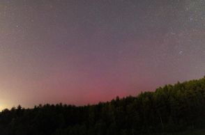 北海道の夜空に赤いオーロラ　「太陽フレア」の影響か