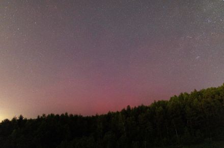 北海道の夜空に赤いオーロラ　「太陽フレア」の影響か