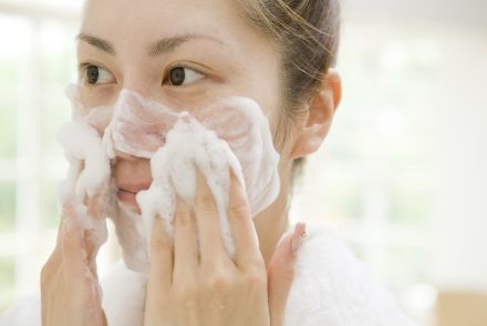 「ダブル洗顔」って本当に必要？避けたほうが良い人の特徴は？ 正しい知識を皮膚科医が解説