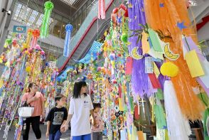 願いがかないますように…　色とりどりの短冊2000枚　栃木・大田原で七夕飾り展示始まる