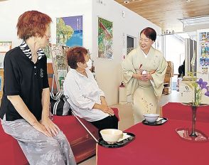 旅館の女将、総湯で茶屋　宇奈月かたかご会