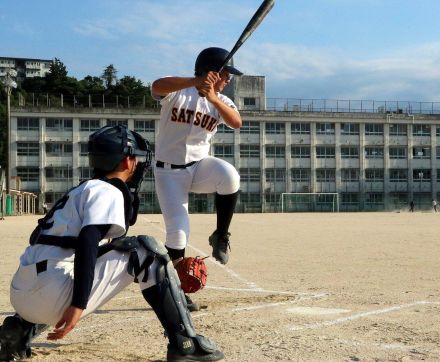 出身中学の校舎前にそびえる「新井フェンス」　中学時代のカープ新井監督、語り継がれる打球の飛距離