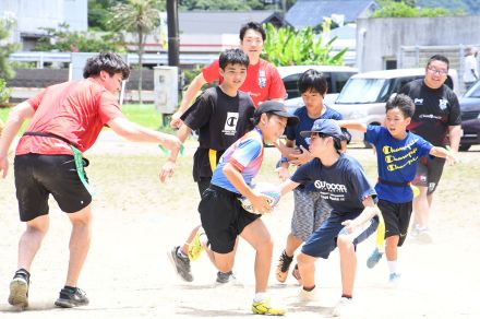 プロラグビー選手が指導　子ども対象にタグラグビー教室　大和村