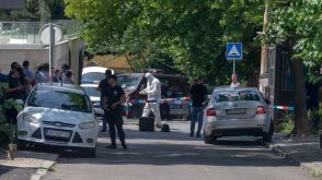 警官が洋弓銃で撃たれる、内相は「テロ」　セルビア首都のイスラエル大使館