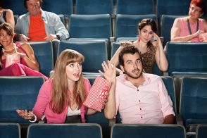 映画館で「違う席」に座るのってNGですか？ 前の席の人でスクリーンが見にくく、両隣もガラガラなら移動しても問題ないのでしょうか…？