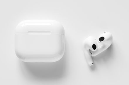 電車で「AirPods」で音楽を聴いている人をよく見かけます。正直イヤホンに「3万円」は高い気がするのですが、よっぽど高性能なのでしょうか？ 数年で充電ができなくなってしまうイメージがあります…