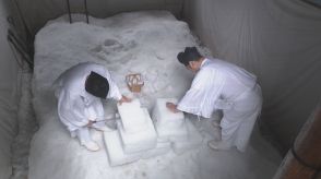氷室小屋から貯蔵した雪取り出し 金沢の湯涌温泉で夏の風物詩 氷室開き