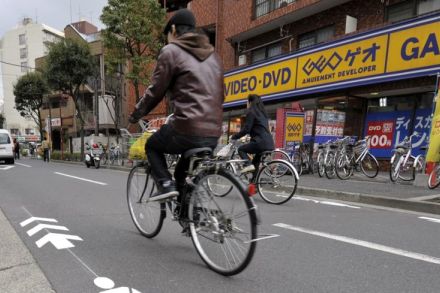 《11月から罰則つき違反決定》自転車「スマホながら運転」をする人たちの4つの目的　“気づいてもスルー”な警察官もいる実態