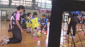 子どもたちが高校女子選手と交流しサッカーに親しむ　JFAなでしこ広場　