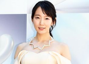 吉岡里帆　肩に大型白トカゲの衝撃ショット　ファンから嫉妬の声続々「トカゲそこ代われ」