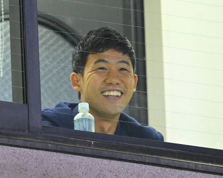 「観に来てるやん！」「なんか鼻高々」リバプール遠藤航が古巣スタジアムに来場！「魂を注入してくれ！」などファン興奮