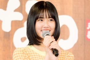 ＜今週のファッションチェック＞原菜乃華　20歳の注目俳優　アシメスカートで大人っぽく　トップスインでスタイルアップも