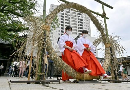 次の半年の無事祈願　宇都宮二荒山神社で夏越の大祓　270人が茅の輪くぐる