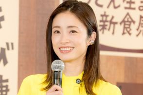 ＜今週のファッションチェック＞上戸彩　美脚すらりのスリットワンピ　ショートブーツでカジュアル感